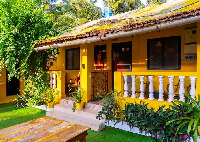 Whoopers PalolemHostel